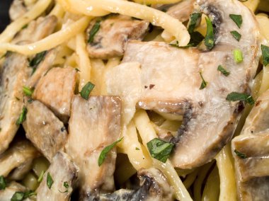 Linguini mantar ve krema ile