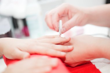 preparación de las manos para manicurael manikür için hazırlanıyor