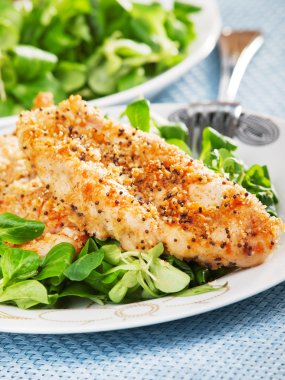 Kızarmış tavuk ve salata