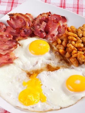 İngiliz kahvaltısı - kızarmış yumurta