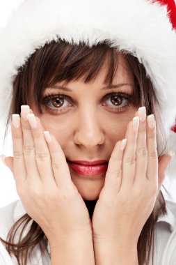 Noel Baba şapkalı genç kadın.