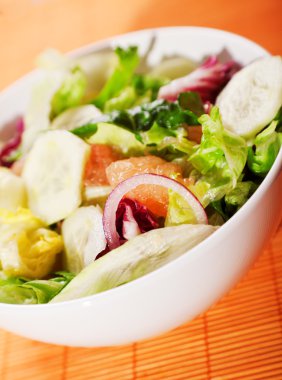 Marul, salatalık ve greyfurt salatası