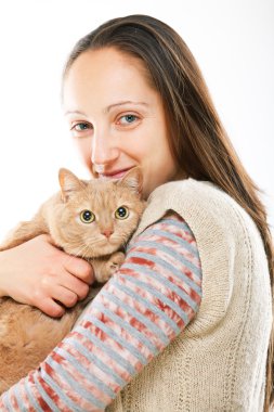 redhaired kedi ile poz kadın