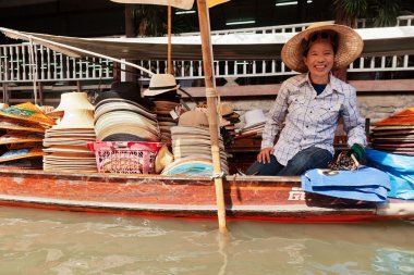 Damnoen saduak yüzen çarşı