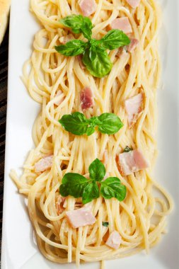 Spagetti carbonara taze fesleğen ile