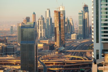 Dubai şehir silüetinin gündoğumu, görünümünü