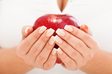 genç bir kadın tutarak Kırmızı elma