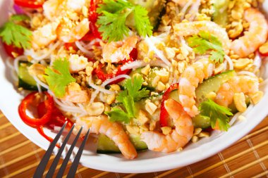 Asya pirinç şehriye salatası