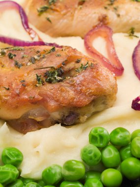 Tavuk patates ve bezelye ile