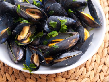 Tereyağı ve taze otlar ile midye