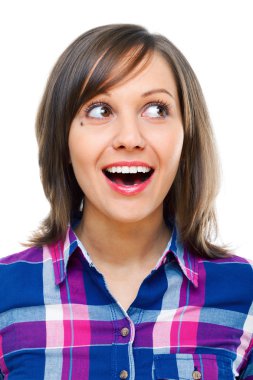 Genç kadın başka tarafa bakıyor.