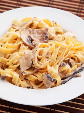 Tagliatelle mantarlı arka plan üzerinde