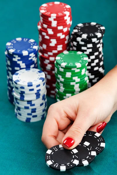 Junge Frau mit Glücksspielchips — Stockfoto