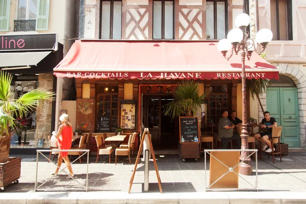 Café avec les touristes à Nice, France — Photo