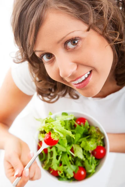 年轻女人吃健康的沙拉 — 图库照片