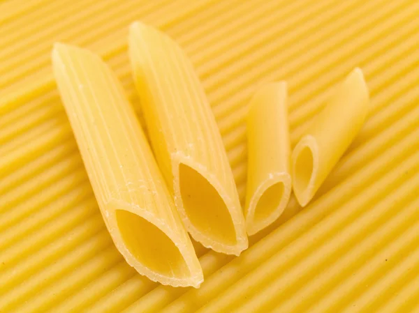 Pastas crudas sobre fondo — Foto de Stock