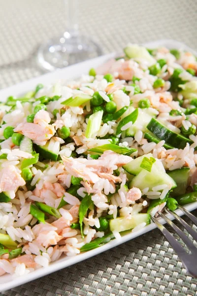 Salada de arroz com salmão — Fotografia de Stock