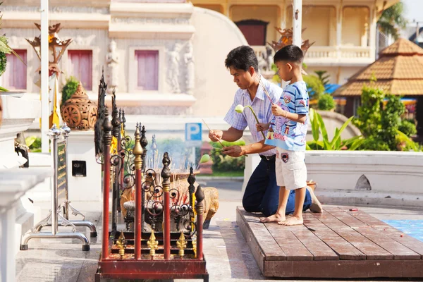 Father and son worshiping buddha — Stock Photo, Image