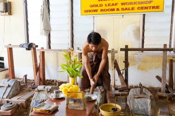Homem birmanês trabalhando na fábrica de ouro — Fotografia de Stock