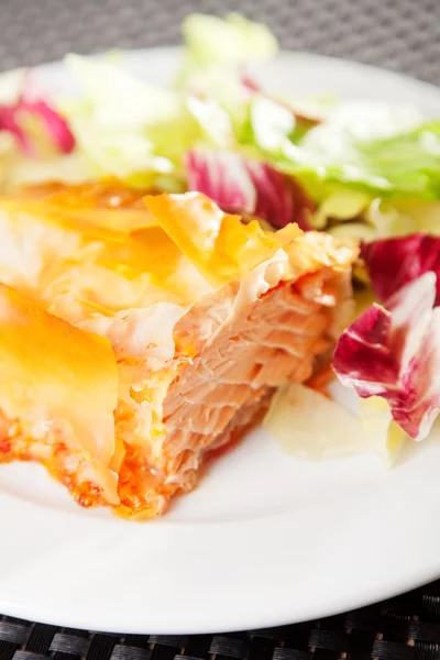 Salmão cozido em pastelaria phyllo — Fotografia de Stock