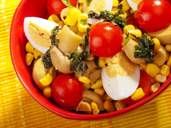 Salat mit Kirschtomaten und Mais — Stockfoto