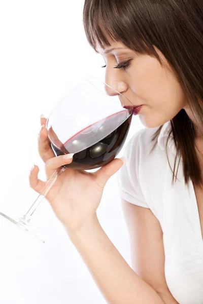 赤ワインを飲む若い女性 — ストック写真