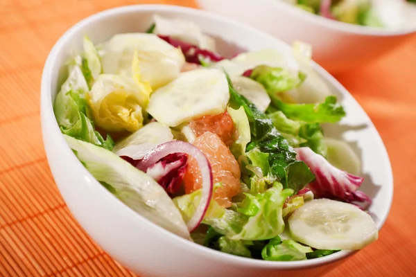 Salad with lettuce, cucumbers and grapefruit — Stock Photo, Image