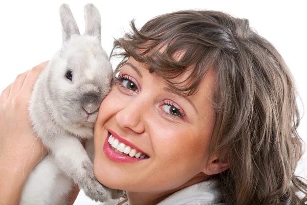 Jonge vrouw en konijn — Stockfoto