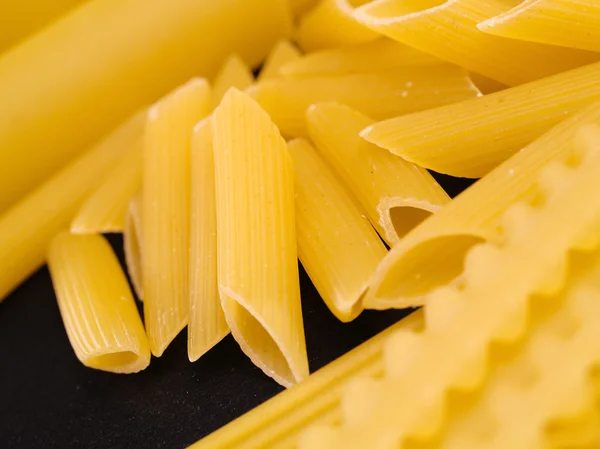 Rohe Pasta auf Hintergrund — Stockfoto