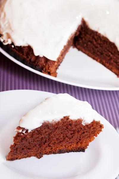 Schokoladenkuchen mit weißer Sahne — Stockfoto