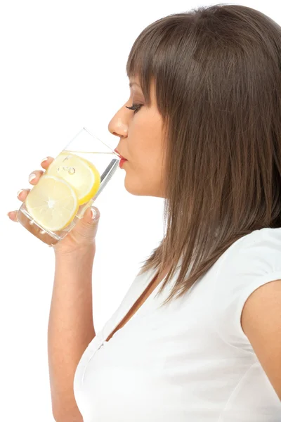 Mujer bebiendo agua con limón — Foto de Stock