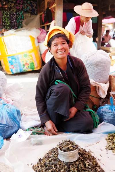 Nő értékesítés gyógynövények, Inle Lake — Stock Fotó