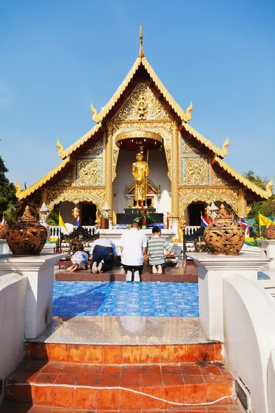 Personnes adorant Bouddha, Thaïlande — Photo