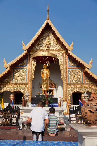 Father and son worshiping buddha — Stock Photo, Image