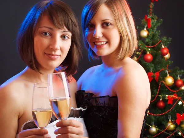 Vrouwen voor de kerstboom — Stockfoto