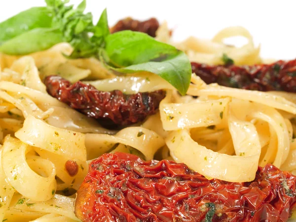 Tagliatelle med soltorkade tomater — Stockfoto