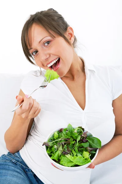 Mujer joven comiendo ensalada — Foto de Stock