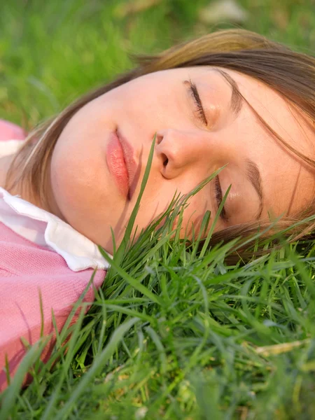 Mujer durmiendo en la hierba —  Fotos de Stock