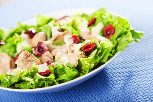 Salada de frango com cerejas — Fotografia de Stock