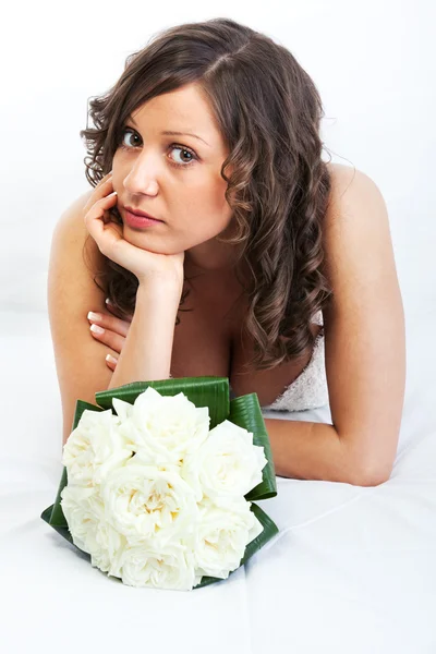 Молодая невеста со свадебным букетом — стоковое фото