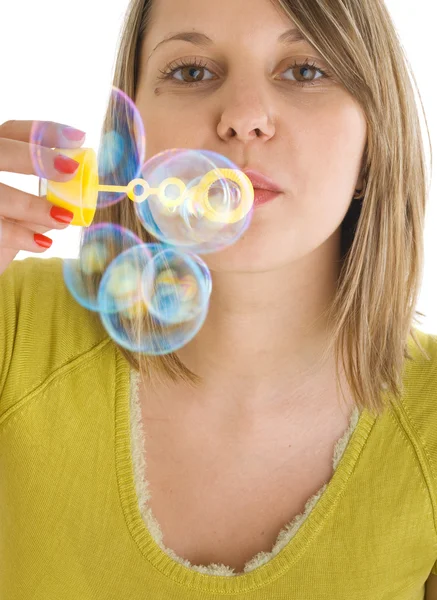 Žena foukání bublin — Stock fotografie