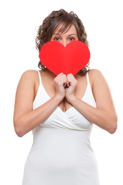 Mujer sosteniendo corazón de papel rojo — Foto de Stock