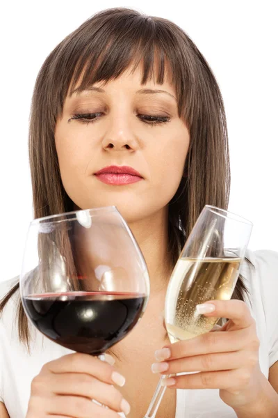 Giovane donna con vino rosso e bianco — Foto Stock