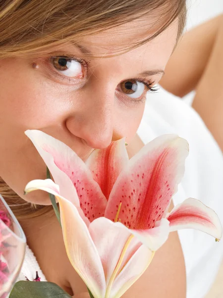 Mujer en el centro de belleza — Foto de Stock