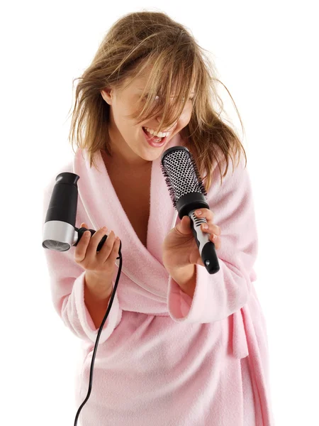 Mulher cantando com escova de cabelo — Fotografia de Stock