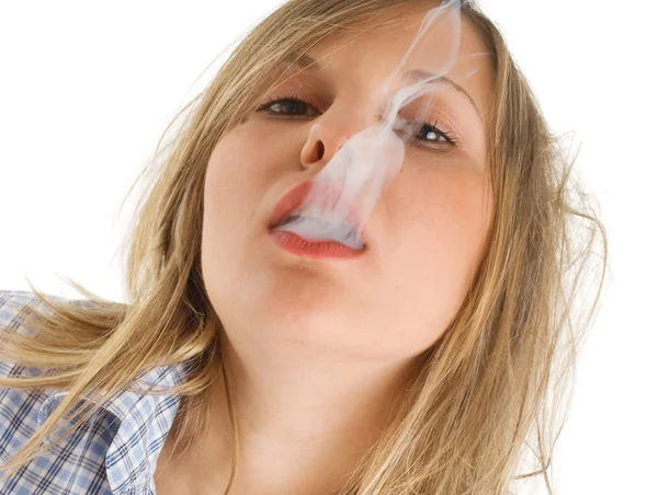 Mulher jovem fumando — Fotografia de Stock