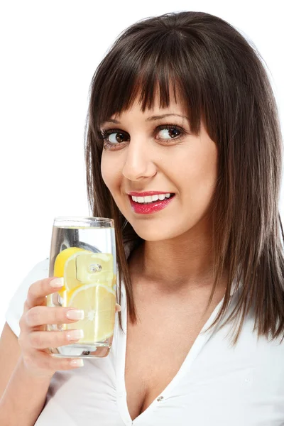 Mujer bebiendo agua con limón — Foto de Stock