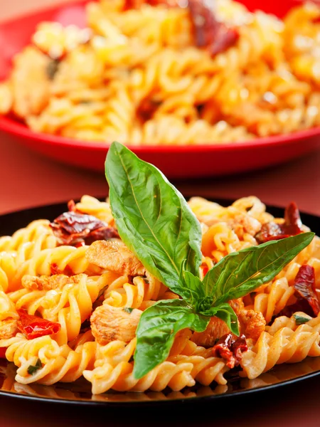 Fusilli with chicken and dried tomatoes — Stock Photo, Image