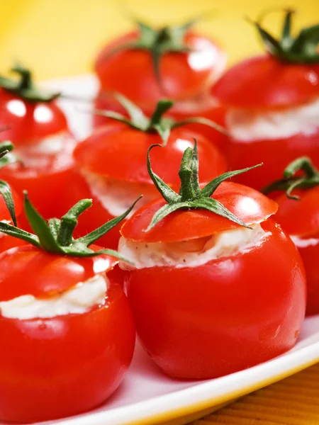 Фаршированные помидоры черри со сливками — стоковое фото