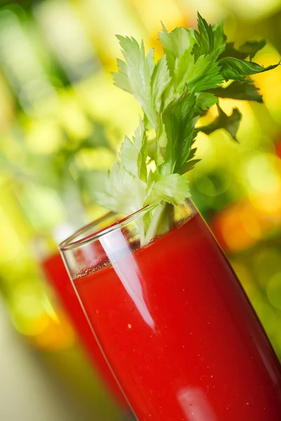 Välsmakande drink på bakgrunden — Stockfoto